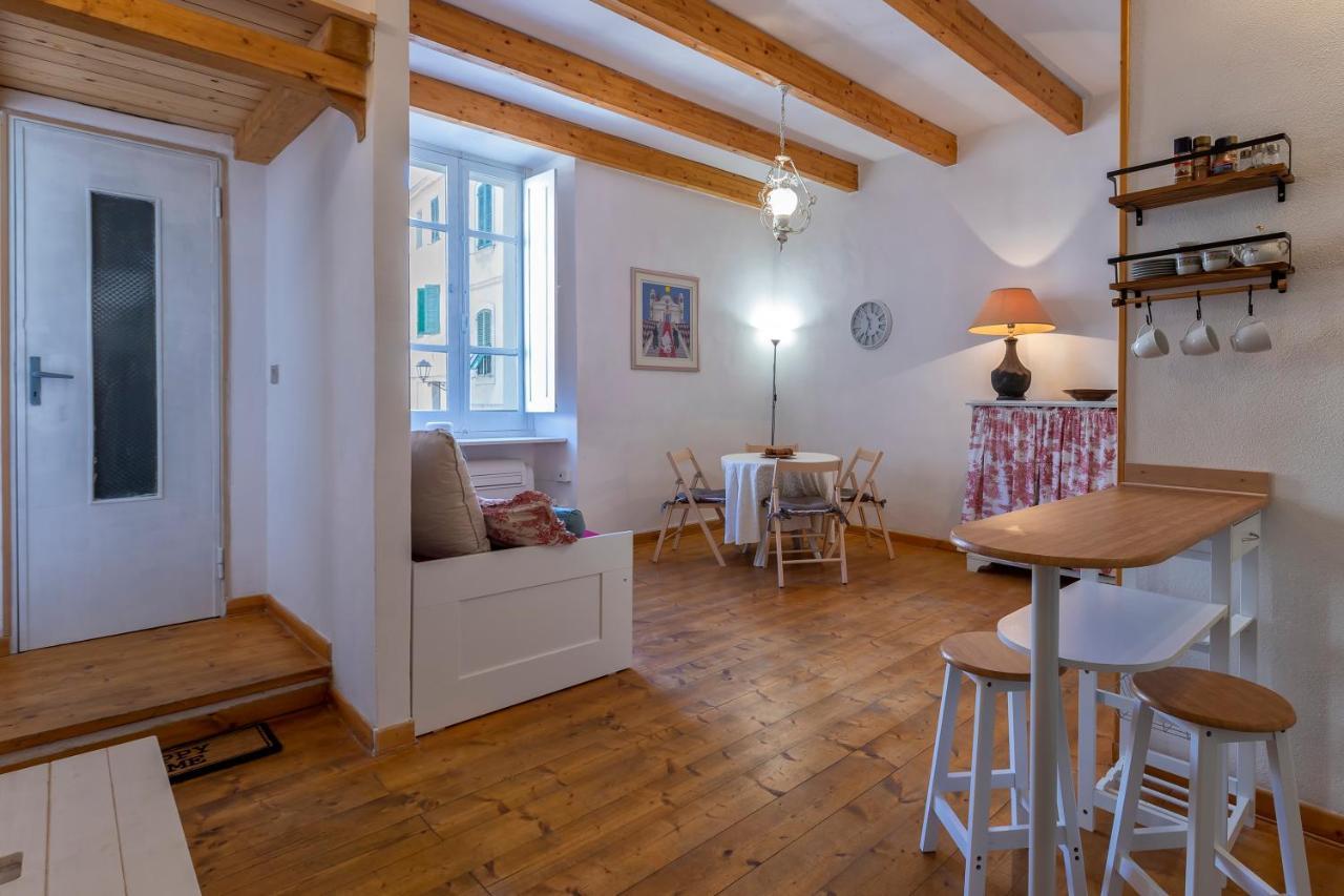 La Finestra Sul Teatro Apartment อาลเกโร ภายนอก รูปภาพ